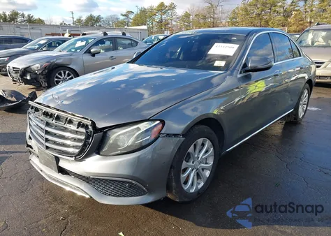 2017 Mercedes-Benz E 300 4Matic z USA, uszkodzony, nr VIN WDDZF4KBXHA112201
